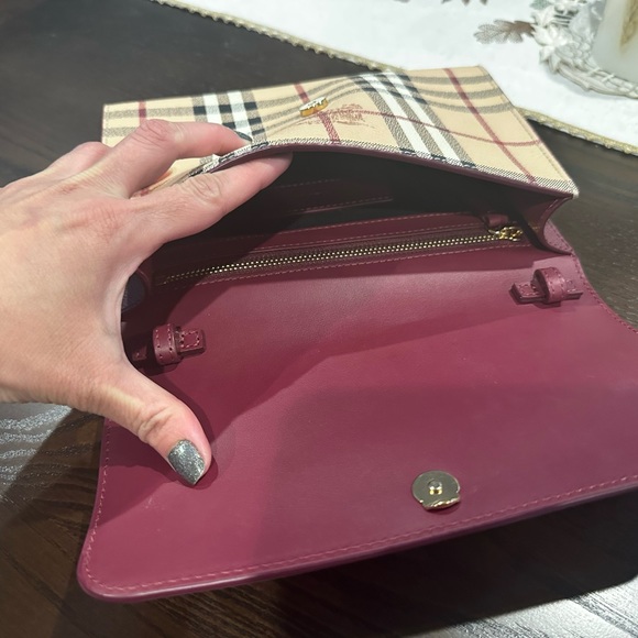 💯 Authentic Burberry Haymarket Check Loxely Crossbody Bag in Dark Plum Color - Picture 13 of 15